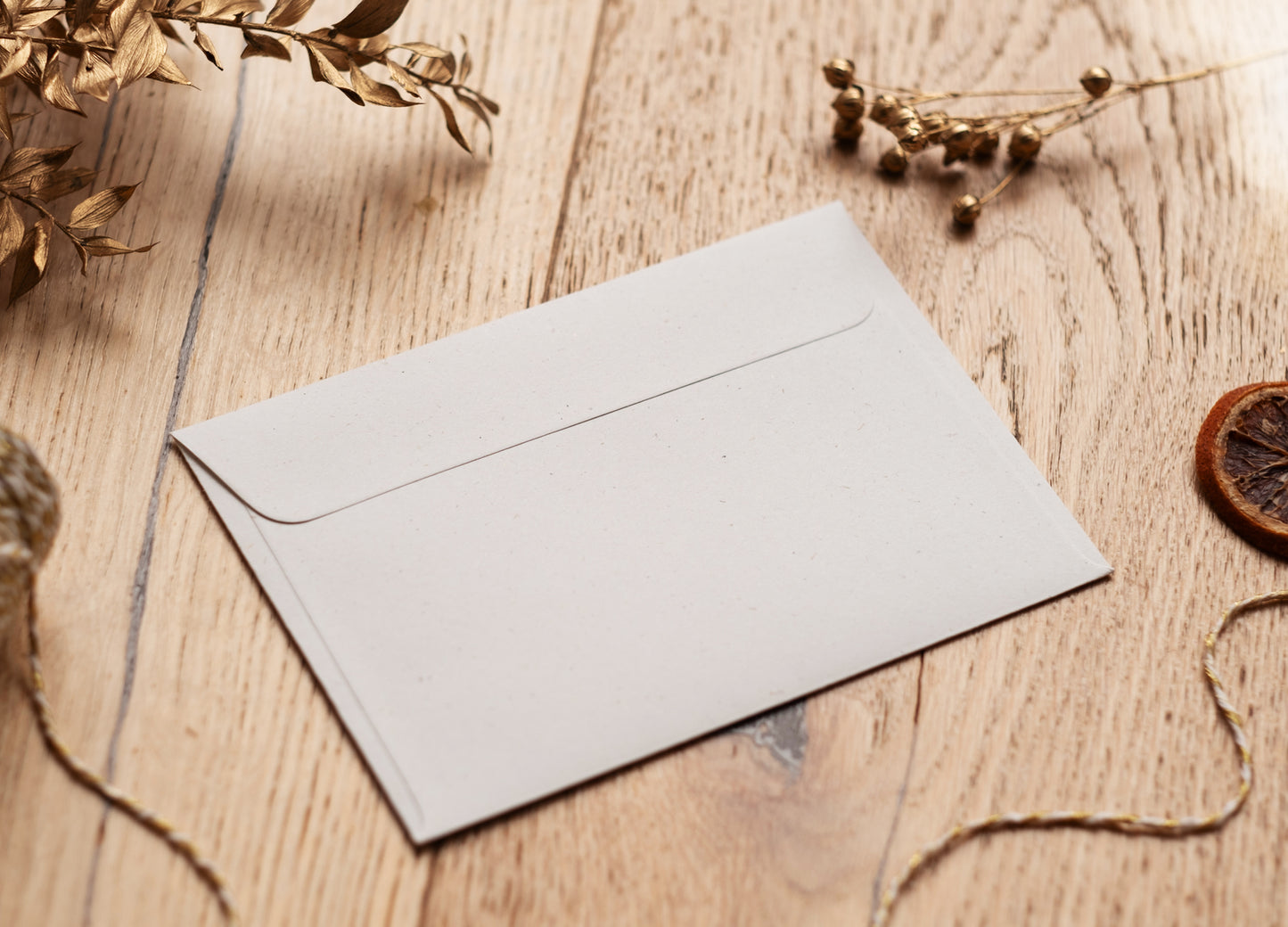 Kuvert mit Haftstreifen aus Bermgras