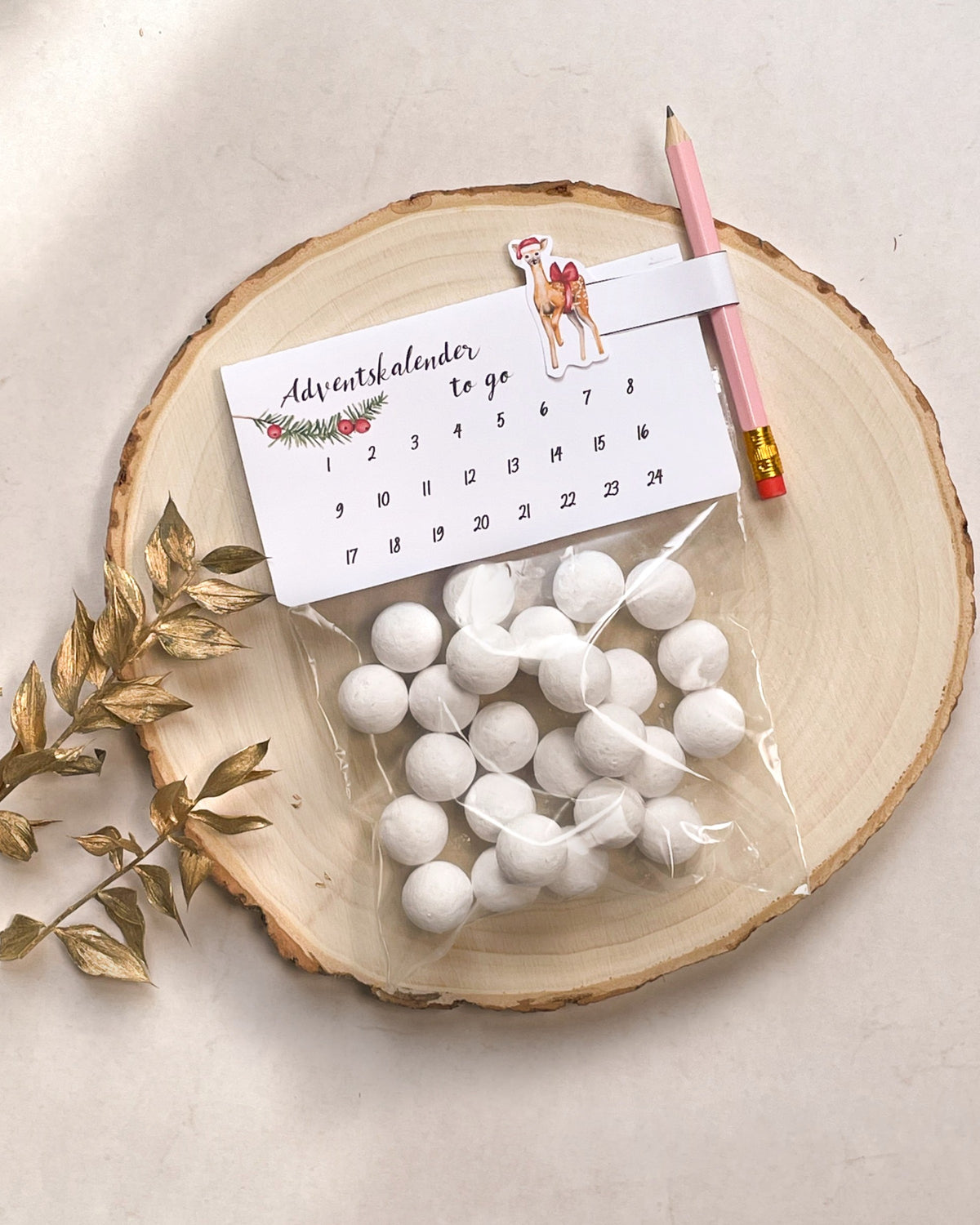 Adventskalender to go mit Reh-Motiv und Mini-Stift auf einer Holzscheibe