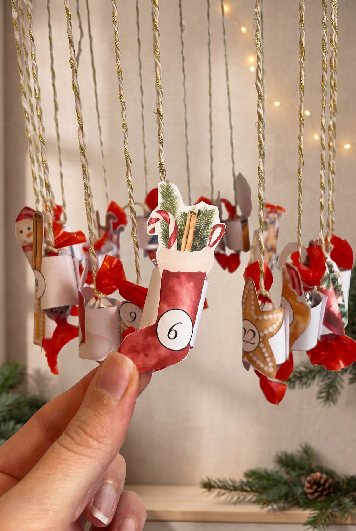 Hängender Adventskalender zum Ausdrucken – Schokobon-Banderolen mit Zirkus-Zeltdach, auch als Schale