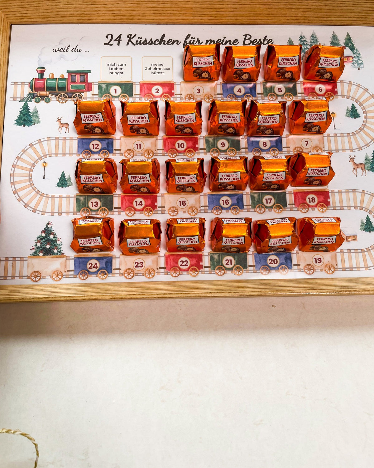Stimmungsbild: Adventskalender im Bilderrahmen in weihnachtlicher Szene