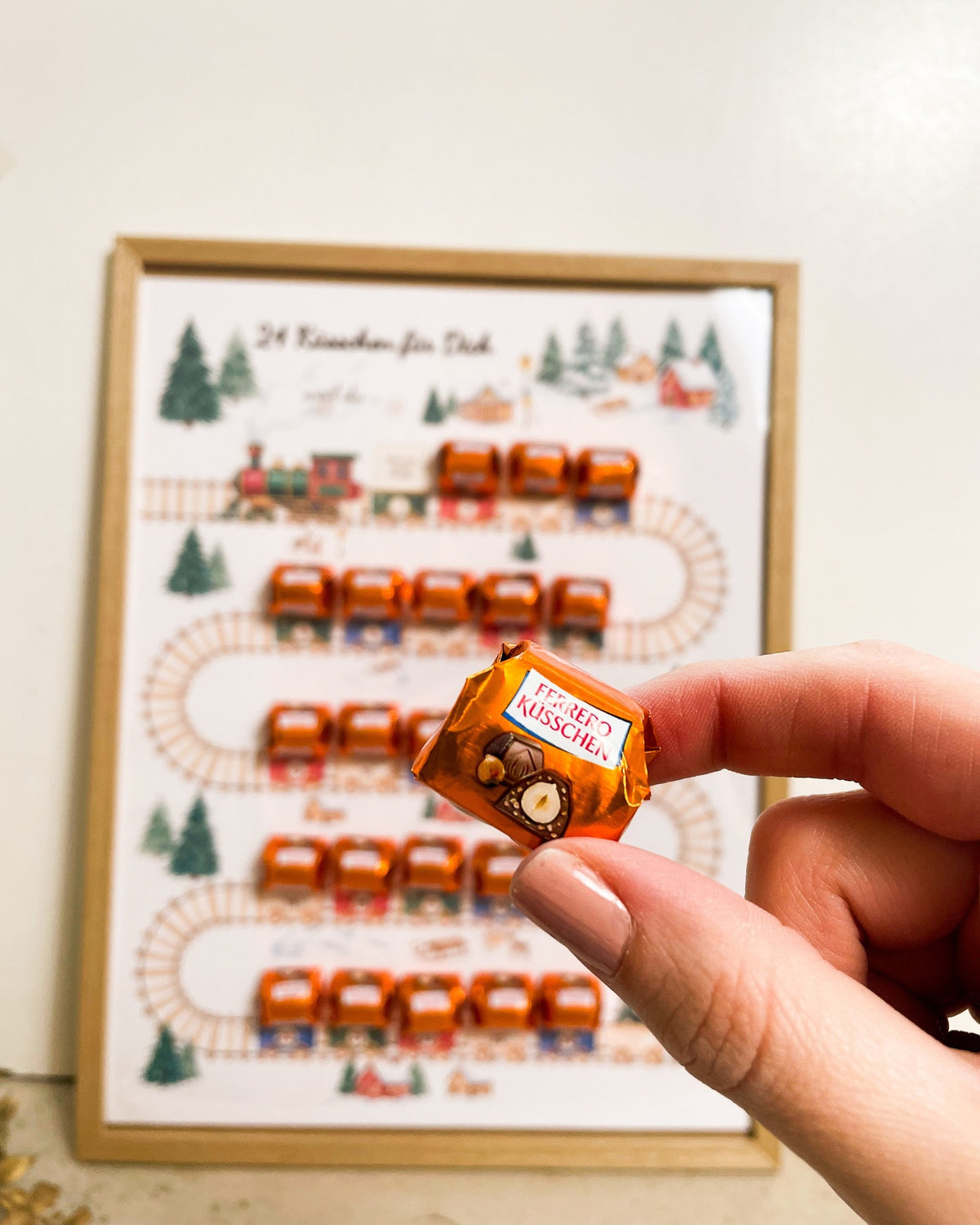 Stimmungsbild: Adventskalender im Bilderrahmen in weihnachtlicher Szene