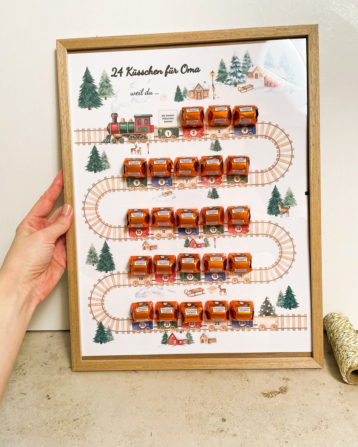 Stimmungsbild: Adventskalender im Bilderrahmen in weihnachtlicher Szene