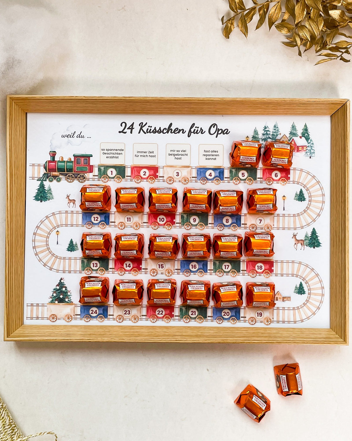 Stimmungsbild: Adventskalender im Bilderrahmen in weihnachtlicher Szene
