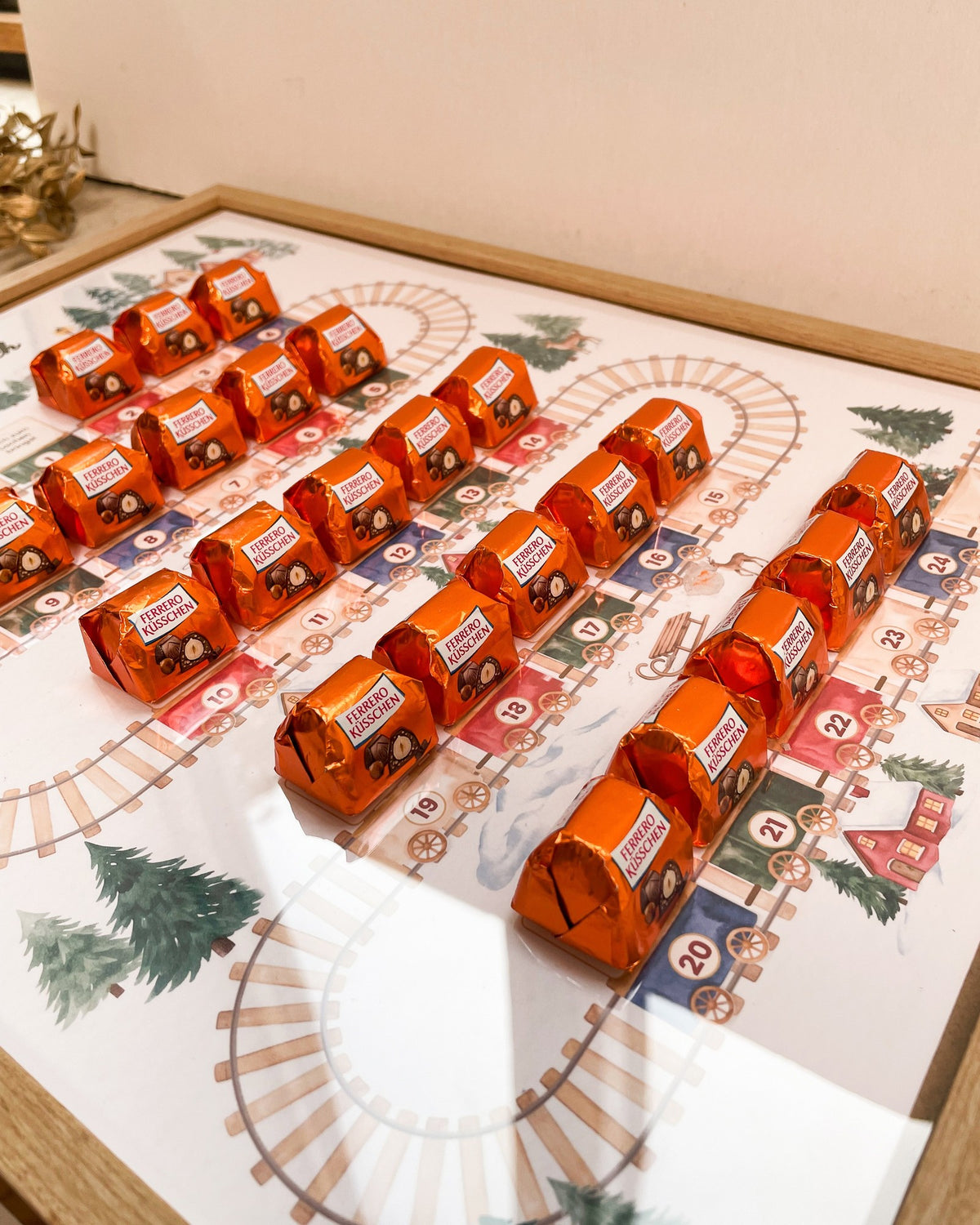 Stimmungsbild: Adventskalender im Bilderrahmen in weihnachtlicher Szene