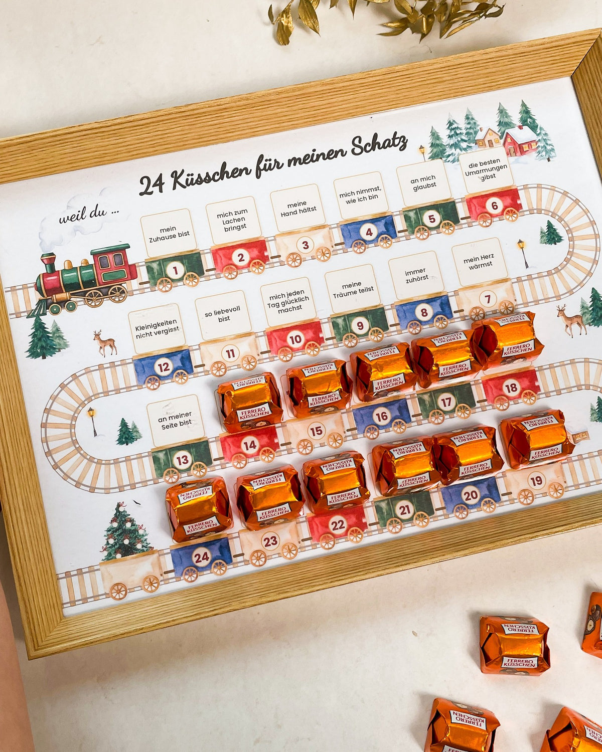 Stimmungsbild: Adventskalender im Bilderrahmen in weihnachtlicher Szene