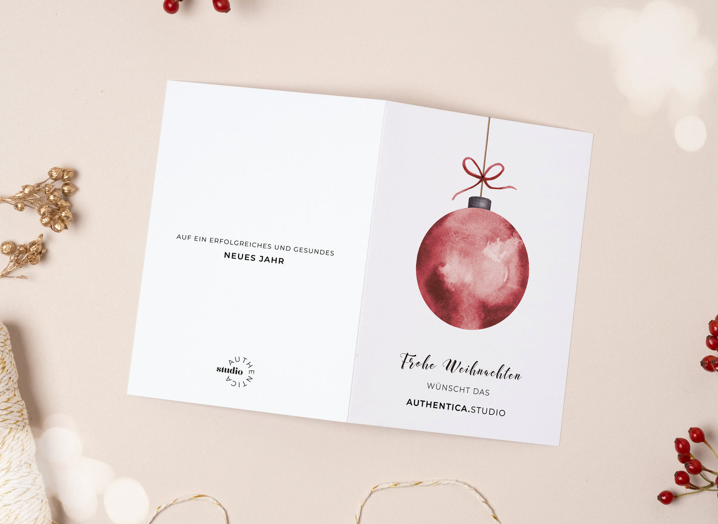 Individualisierte Weihnachtskarte I Rote Weihnachtskugel