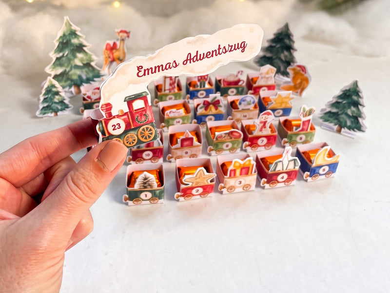 Adventskalender-Zug zum Selberbasteln – Lok in der Hand
