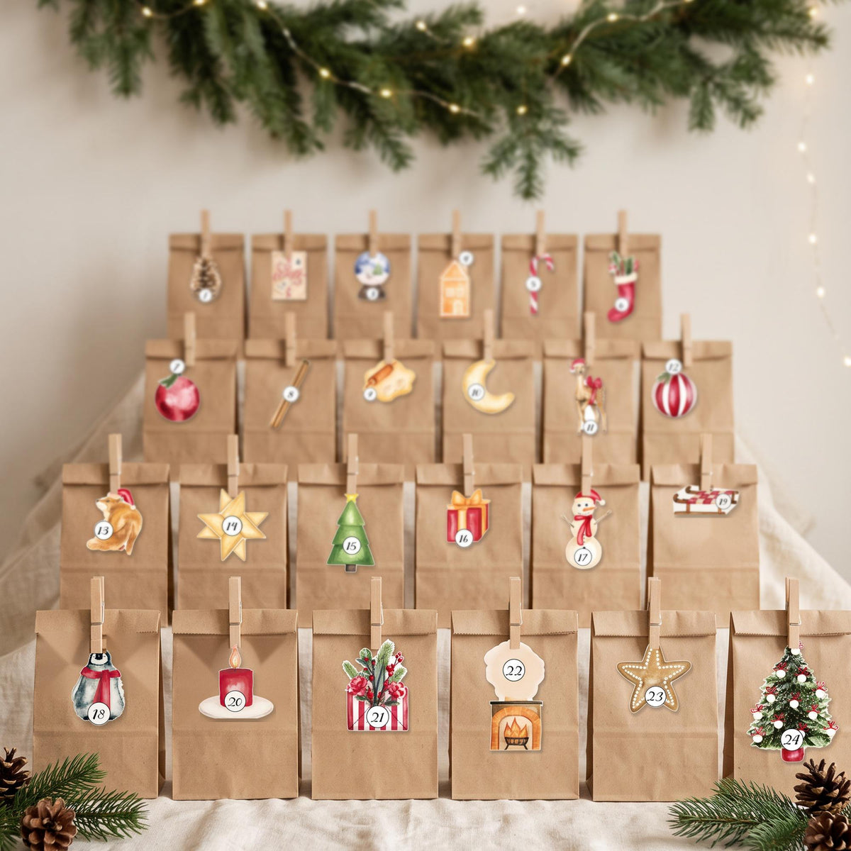 24 Adventskalender-Tüten mit Zahlen-Anhängern vor Tannengirlande