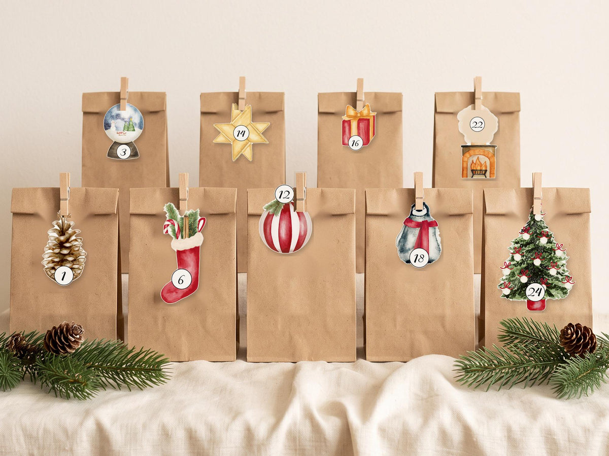Adventskalender zum Befüllen: Kraftpapiertüten mit Aquarell-Zahlen-Anhängern